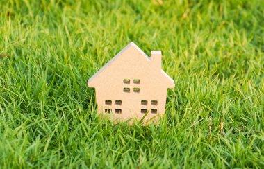 Yeşil çimenlerin üzerinde ahşap ev