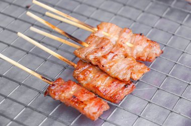 Bir sopa alanının o girerken kavrulmuş domuz eti