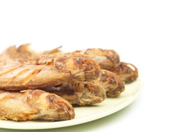 Kızarmış Sheatfishes çanak üzerinde