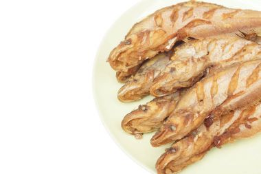 Kızarmış Sheatfishes çanak üzerinde