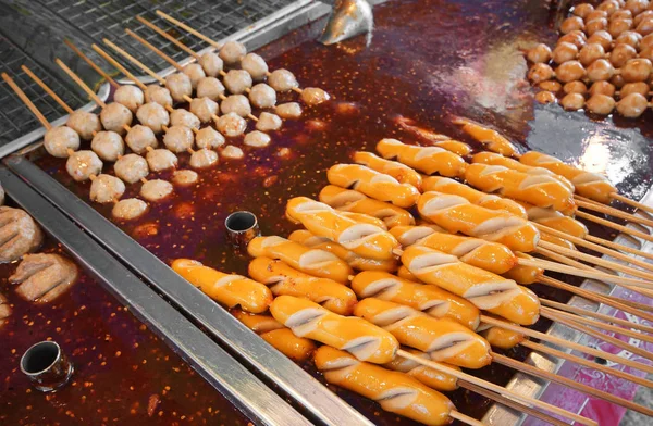 Riesenfleischbällchen in pikanter Sauce — Stockfoto