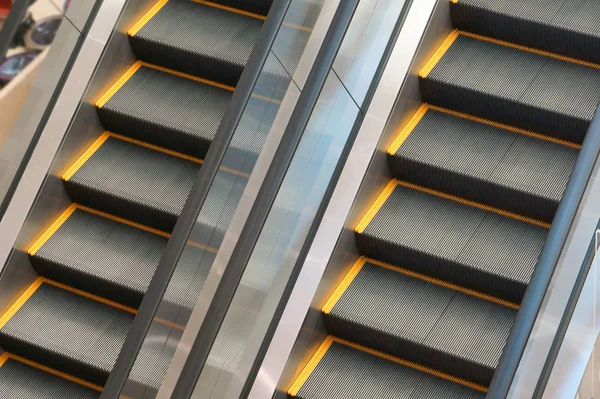 Escalera mecánica en grandes almacenes — Foto de Stock