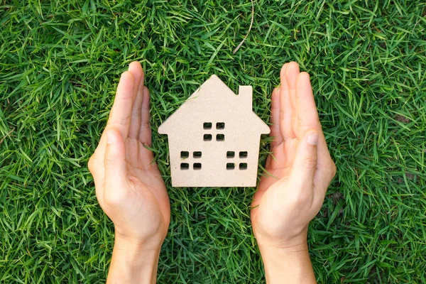 Houten huis op groene gras — Stockfoto