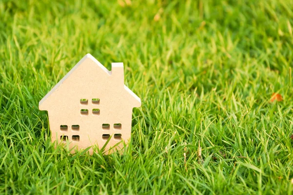 Houten huis op groene gras — Stockfoto