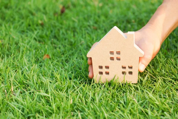 Houten huis op groene gras — Stockfoto