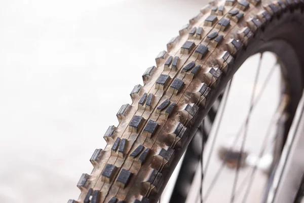 O pneu dianteiro de uma bicicleta de montanha — Fotografia de Stock