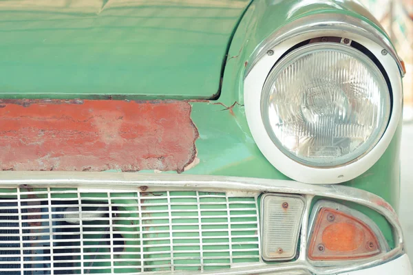 Eski bir araba ön yüzü — Stok fotoğraf