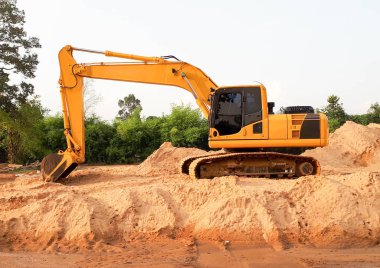 Bir ekskavatör kum üzerinde