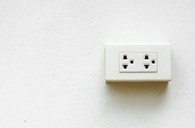 Elektrik soketine ve duvar