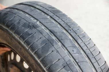 Araba lastik sırt yıpranmış