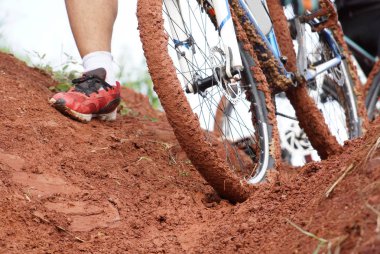 Islak durumda Bisiklete binme