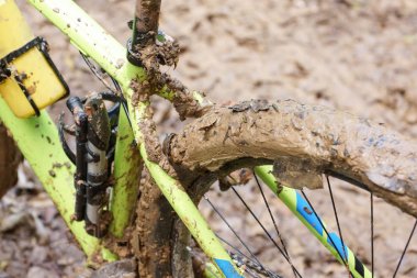 Dağ bisiklet bisikletçi bir çamurlu yolda sürme