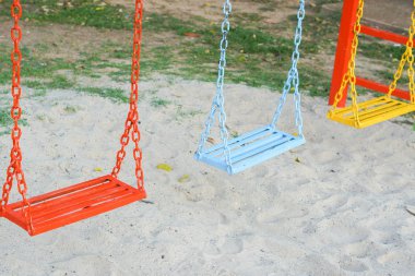 Çocuk parkında sallan