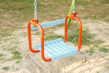 Çocuk parkında sallan