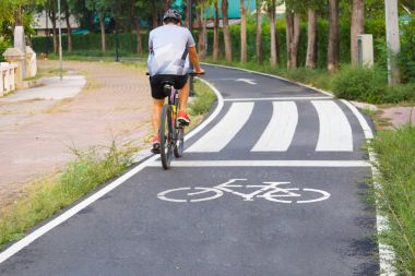 Bisiklet şeritli bisikletçi için