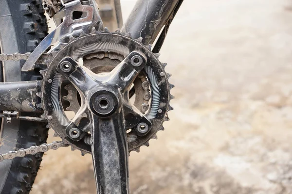 Bicicleta suja com sujeira e lama — Fotografia de Stock