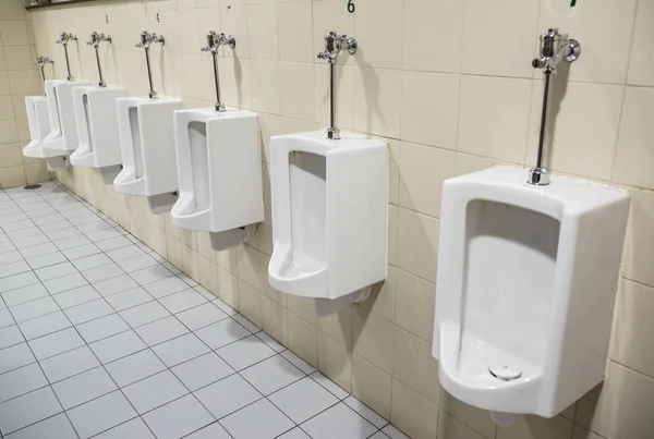 Туалет для мужчин — стоковое фото