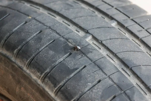 Auto pneumatico foratura a causa di chiodo — Foto Stock