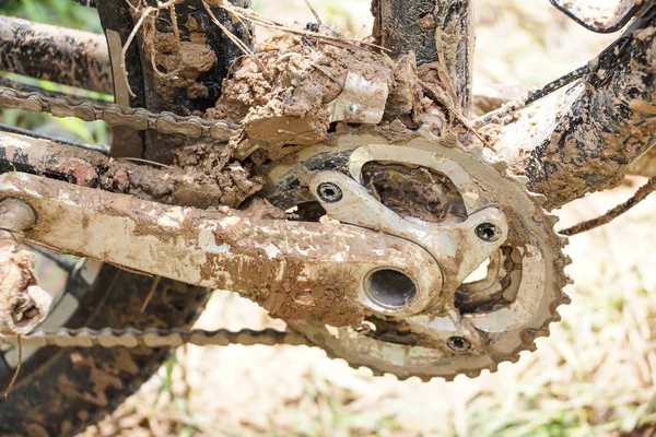 Bicicleta de montanha suja — Fotografia de Stock