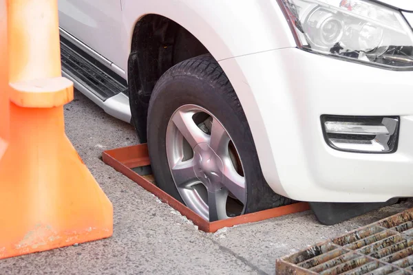 Wiel van een vrachtwagen vallen in een mangat — Stockfoto