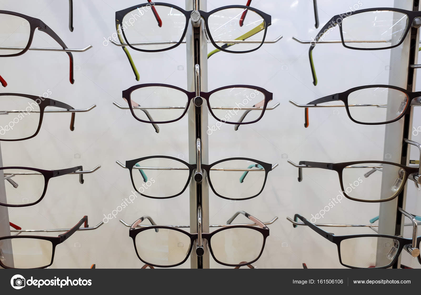 Gafas de colores en estante: fotografía de stock weerapat | Depositphotos