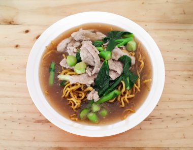 Fried noodle kremsi beyaz soslu domuz eti ile