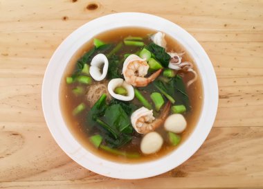 Fried noodle kalamar, karides ve Bıldırcın yumurta kremsi beyaz sos ile