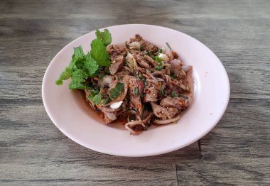 Baharatlı kıyılmış kızarmış ördek salatası