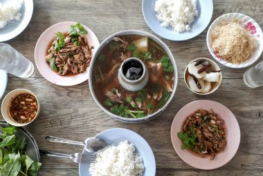 Baharatlı kıyılmış kızarmış ördek salatası