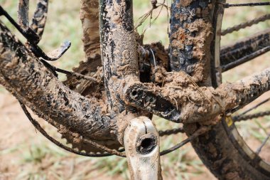 Kirli dağ bisikleti ile çamur