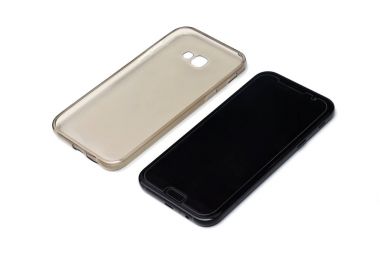 Koruyucu çantası ile birlikte siyah bir akıllı telefon