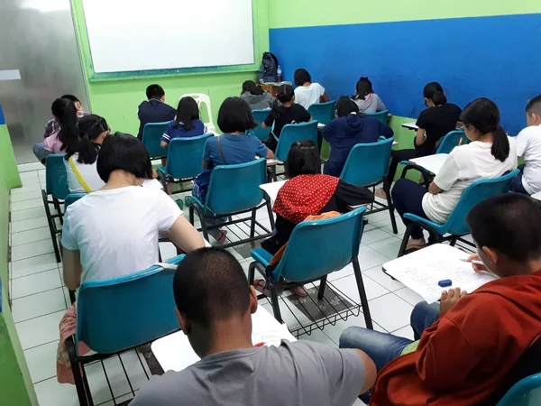  Asya öğrencilerin eğitim okulu küçük bir sınıfta eğitim