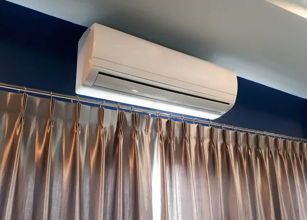 Condizionatore d'aria a parete sotto il soffitto — Foto Stock