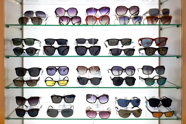 Okulary mody na półce — Zdjęcie stockowe