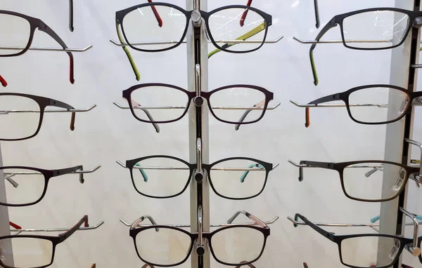 Kolorowe okulary na półce — Zdjęcie stockowe