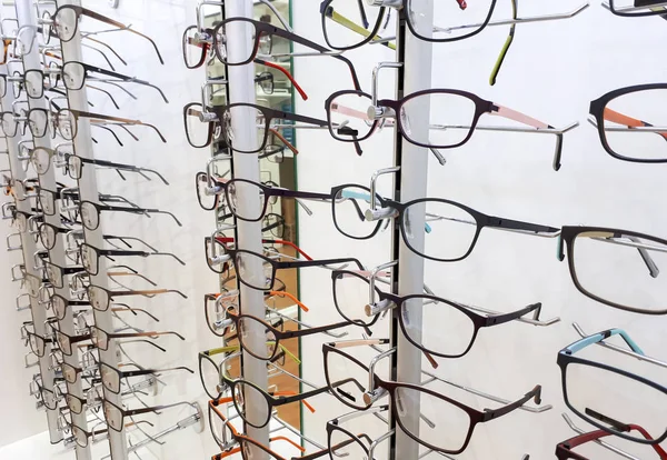 Óculos coloridos na prateleira — Fotografia de Stock