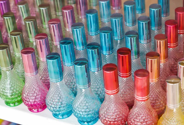 Frascos de perfume colorido — Fotografia de Stock