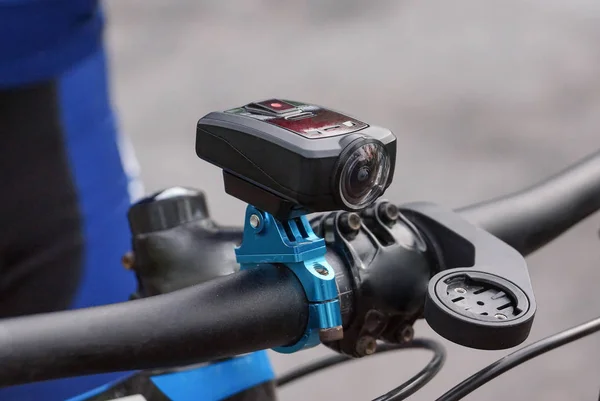Digitalkamera am Lenker eines Mountainbikes — Stockfoto