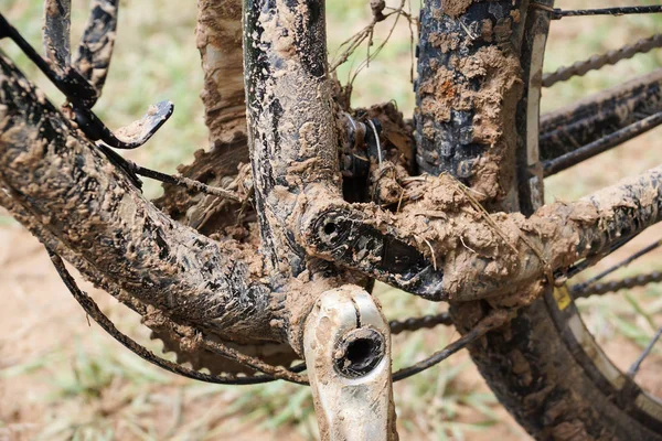 Kirli dağ bisikleti ile çamur