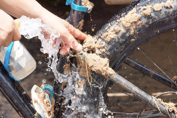 Cleaning a dirty mountain bike — Stock Photo, Image