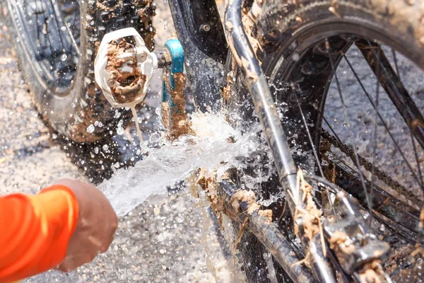 Cleaning a dirty mountain bike — Stock Photo, Image