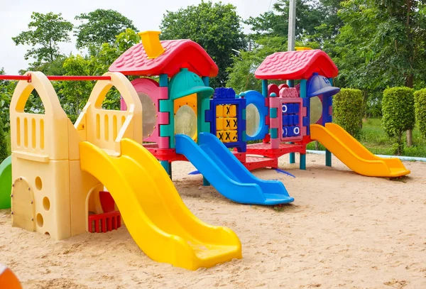 Parque infantil colorido para crianças — Fotografia de Stock