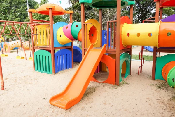 Parco giochi colorato per bambini — Foto Stock