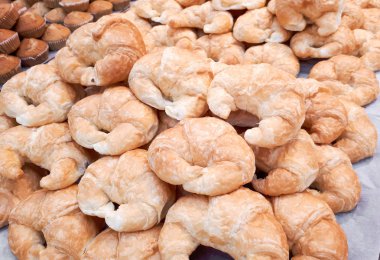 Taze pişmiş kruvasanlar yığını