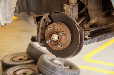 Araba garajında lastik değiştirme