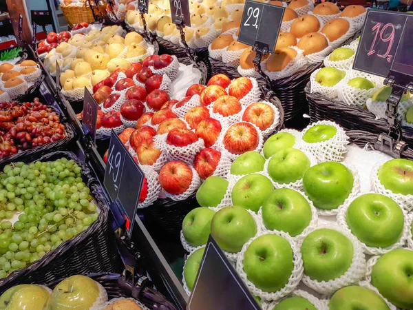 Obststand Supermarkt Bestehend Aus Trauben Äpfeln Chinesischen Birnen — Stockfoto