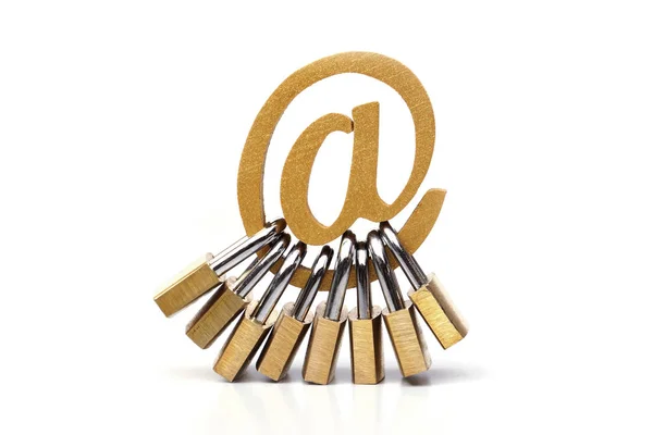 E-Mail-Sicherheit und Datenverschlüsselung, um Phishing und andere Angriffe auf Online-Bedrohungen zu verhindern — Stockbild E-Mail-Sicherheit und Datenverschlüsselung — Stockfoto