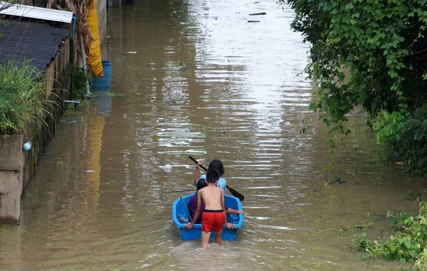 Una calle inundada en Tailandia — Foto de Stock