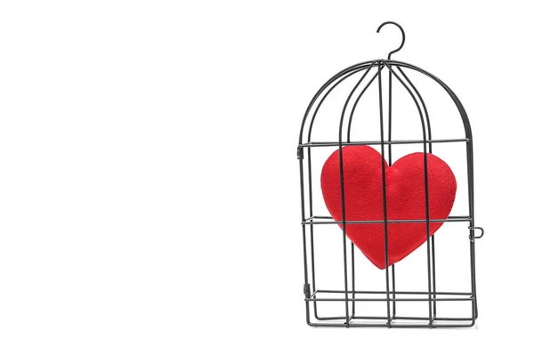 Ptačí klec s červeným srdcem — Stock fotografie