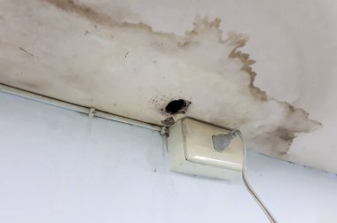 Tavan zarar ve elektrik kısa devre riski neden çatıdan sızıntı su / sorun konsept House